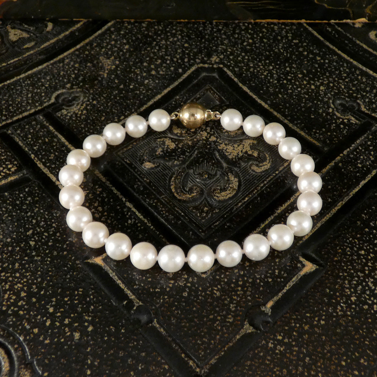 Akoya Cultured White Pearl Bracelet with 9ct Yellow Gold Clasp measuring 7mm in diameter per FWCP.