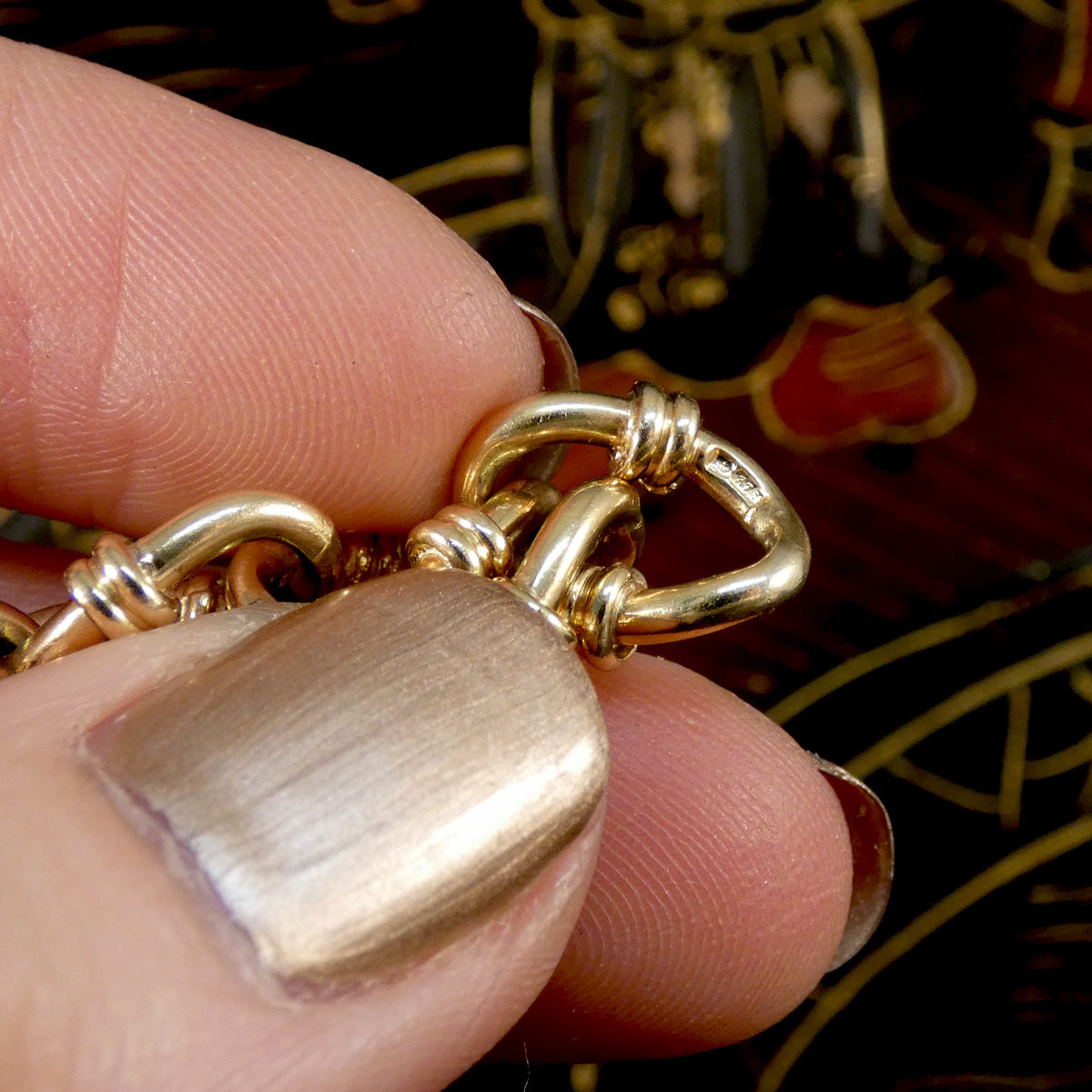 375 hallmark on link showing it is fully crafted from 9ct yellow gold.