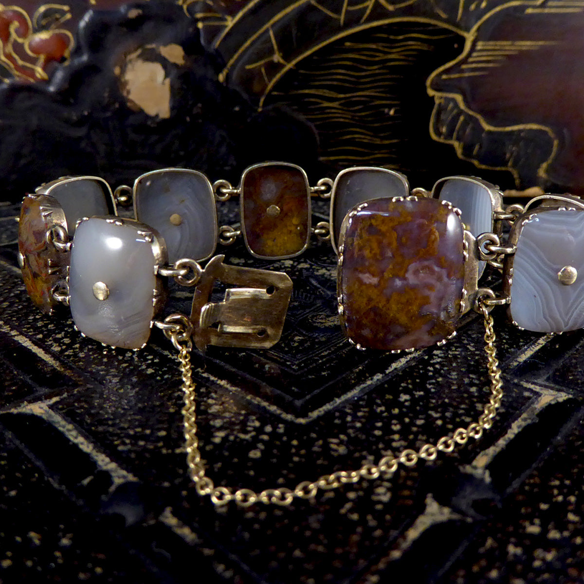 Early Victorian Agate Link Bracelet in Yellow Gold