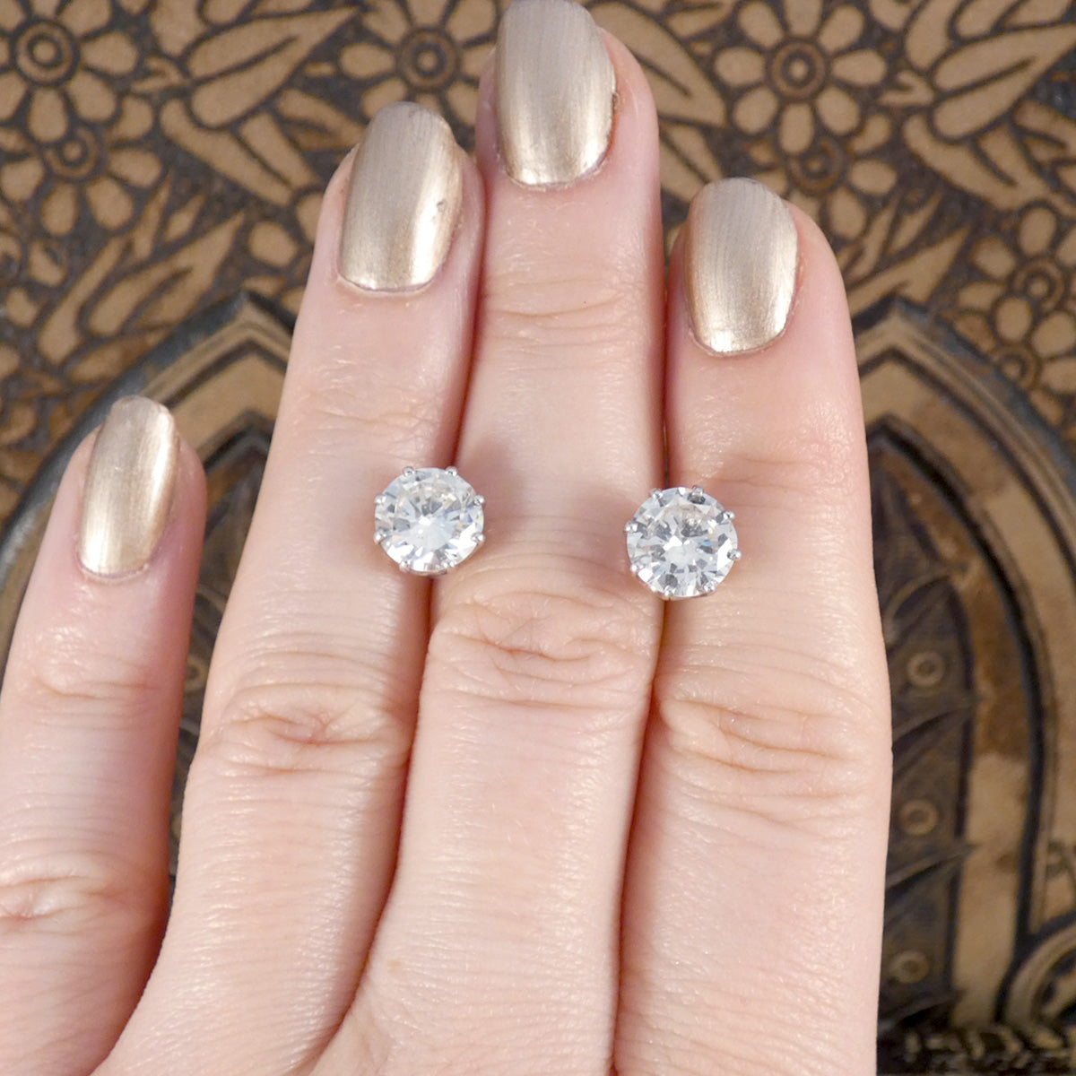 A big pair of diamond stud earrings with the perfect quality for earrings. Displayed on the hand to get a size reference.