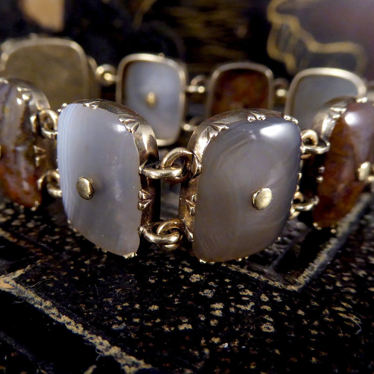 Early Victorian Agate Link Bracelet in Yellow Gold - Wharfedale Antiques