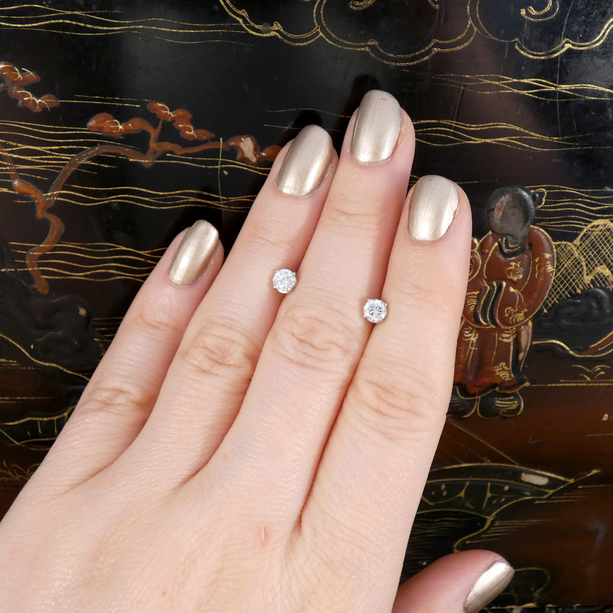 A great gift idea for any classic events or everyday wear. The gorgeous bright and beautiful stones show quality throughout.