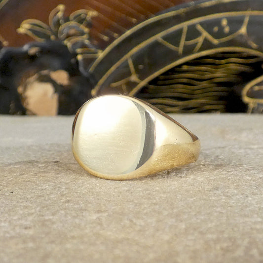 Gents signet ring in 18ct yellow gold with a plain solid face and curved aesthetic.