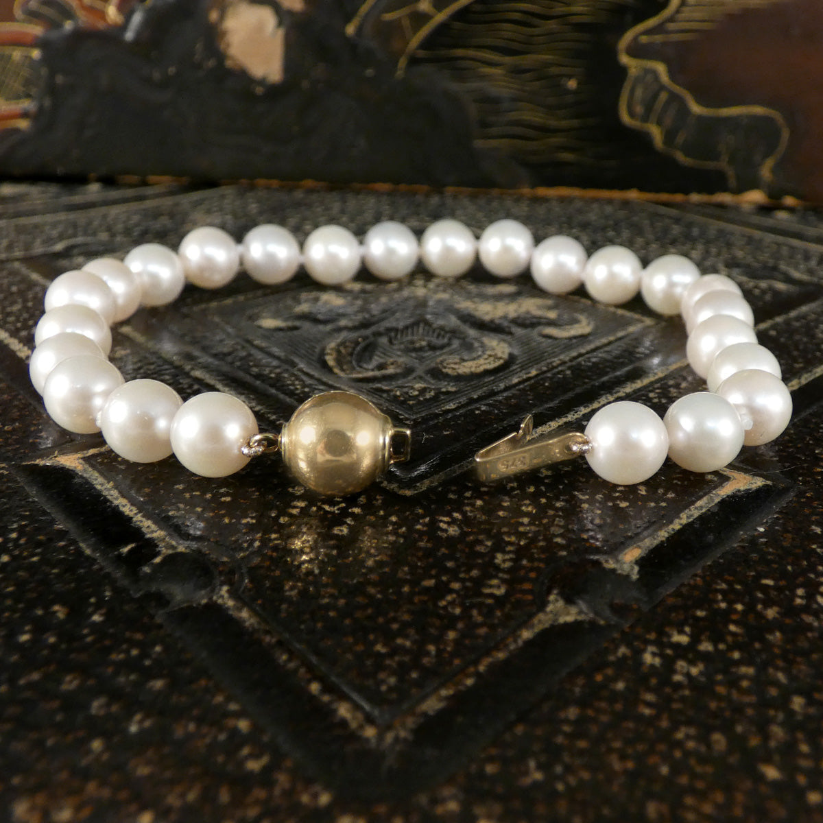 9ct Yellow gold ball clasp on pearl bracelet.
