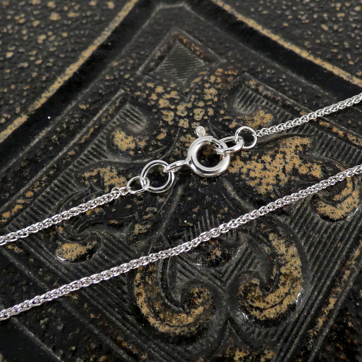 18ct white gold chain with bolt ring clasp.