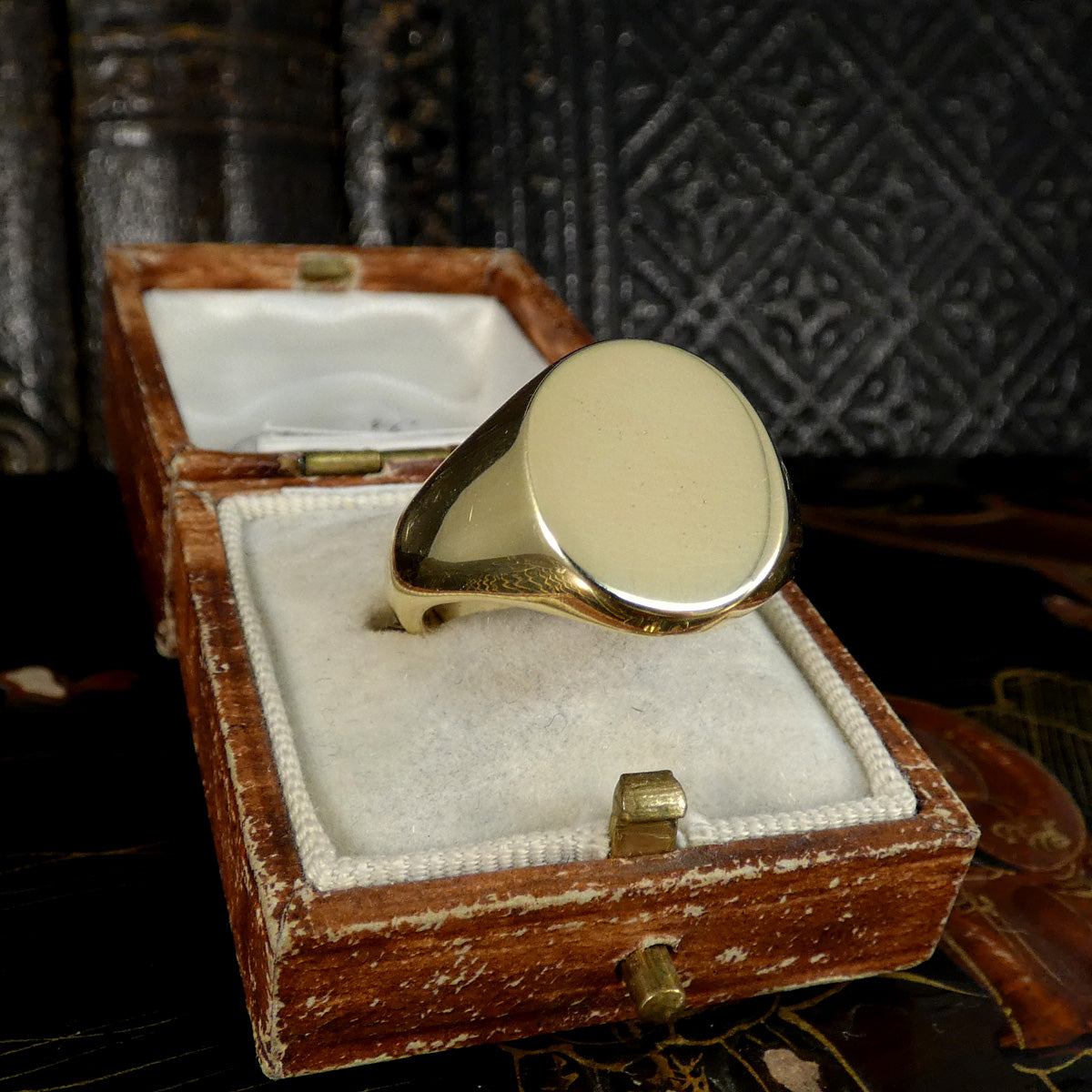 Solid Heavy Quality 18ct Yellow Gold Signet Ring - Wharfedale Antiques